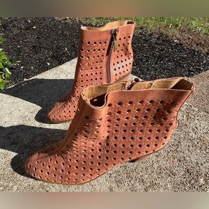 Lucky Brand Tan Perforated Ankle Boots, Women’s, Size 9.5